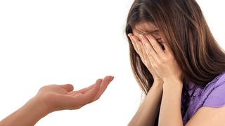 Einer weinenden Frau wird eine Hand entgegengestreckt  (Foto: pixabay.com)
