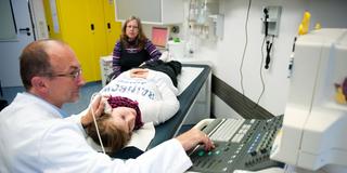 Ultraschall-Untersuchung eines Kindes zur Vorsorge von Schlaganfällen (Foto: picture alliance / dpa | Bernd Thissen)