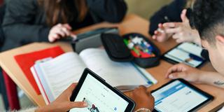 Schüler arbeiten in einer Unterrichtsstunde mit Tablets (Foto: picture alliance/dpa | Uli Deck)