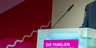Schild des Verbandes der Familienunternehmer an einem Rednerpult (Foto: picture alliance/dpa | Bernd von Jutrczenka)