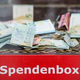 Eine Spendenbox gefüllt mit Münzen und Geldscheinen (Foto: picture alliance/dpa/dpa-Zentralbild | Patrick Pleul)
