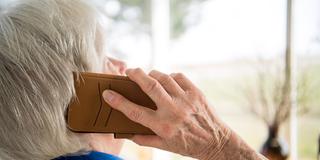 Eine Seniorin telefoniert mit dem Smartphone (Foto: picture alliance/dpa | Sebastian Gollnow)