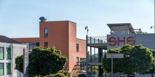 Die Zufahrt zum Haupteingang der SHG Kliniken Völklingen. (Foto: picture alliance/dpa | Dirk Guldner)