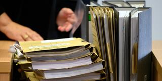Mehrere gefüllte Aktenmappen und Ordner stehen auf einem Tisch (Foto: picture alliance/dpa | Rainer Jensen)
