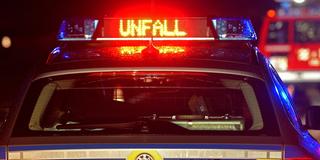 Unfallaufnahme. Blaulicht und LED- Schriftzug "Unfall" auf dem Dach eines Polizestreifenwagens. (Foto: picture alliance/dpa | Stefan Puchner)