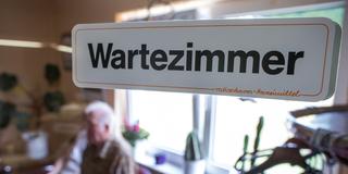 Patienten sitzen im Wartezimmer einer Landarztparxis  (Foto: picture alliance/dpa/dpa-Zentralbild | Jens Büttner)