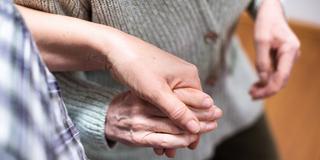 Hände einer jungen und einer älteren Person (Foto: picture alliance/dpa | Jana Bauch)