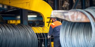Ein Stahlarbeiter im Drahtwerk (Foto: picture alliance/dpa/dpa-Zentralbild | Monika Skolimowska)