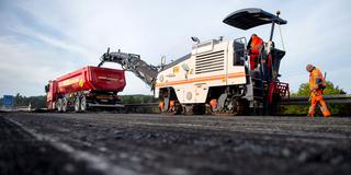Symbolbild: Straßenbauarbeiten, die Asphaltdecke wird abgefräst (Foto: picture alliance/dpa | Hauke-Christian Dittrich)