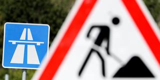 Ein Schild weist auf eine Baustelle auf einer Autobahn hin. (Foto: picture alliance/dpa/dpa-Zentralbild | Jan Woitas)