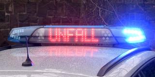 Die Leuchtschrift «Unfall» ist auf dem Dach eines Streifenwagens der Polizei zu sehen. (Foto: picture alliance/dpa | Carsten Rehder)