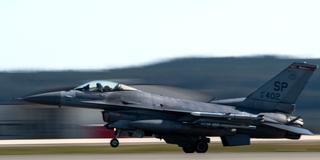 Spangdahlem Air Base, Rheinland-Pfalz. Militärjet F-16 im Landeanflug (Foto: picture alliance / ZUMAPRESS.com | U.S. Air Force)