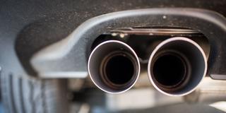 Auspuff eines Dieselfahrzeuges (Foto: picture alliance/dpa | Julian Stratenschulte)