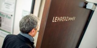 Ein Mann betritt das Lehrerzimmer (Foto: picture alliance/dpa | Julian Stratenschulte)