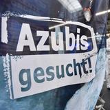 "Azubis gesucht" steht auf einem Banner (Foto: picture alliance/dpa/dpa-Zentralbild | Martin Schutt)