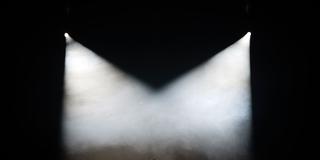 Eine Schauspielerin steht im Schlaglicht zweier Bühnenscheinwerfer (Foto: picture alliance/dpa | Sebastian Gollnow)