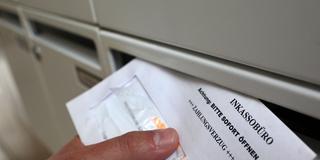 Der Brief eines Inkassobüros steckt in einem Briefkasten (Symbolfoto). (Foto: picture alliance/dpa/dpa-Zentralbild | Jens Büttner)
