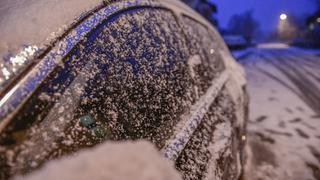Wintermorgen mit deutlichen Minustemperaturen: ein Auto mit leichter Schneedecke. (Foto: picture alliance / Ostalb Network | Marius Bulling)