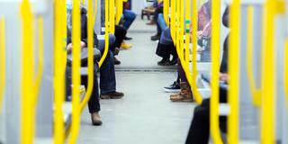 Fahrgäste sitzen in einer Bahn (Foto: picture alliance/dpa | Christoph Soeder)