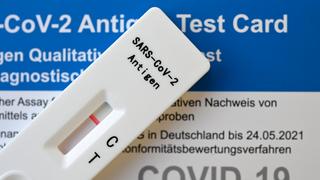Ein negativer Covid-19-Schnelltest liegt in einem Impfzentrum auf einem Tisch. (Foto: IMAGO / Michael Weber)