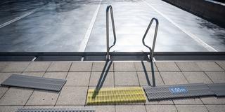 Symbolbild. Vor dem Start der Freibadsaison. Abdeckngen liegen neben dem Becken. (Foto: picture alliance/dpa | Sebastian Gollnow)