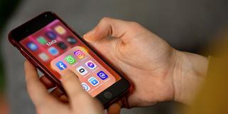 Apps der Software-Firma Meta sind auf einem Smartphone zu sehen, darunter Facebook, WhatsApp und Instagram (Foto: picture alliance/dpa | Fabian Sommer, Christoph Dernbach)