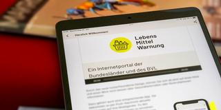 Pressefoto: lebensmittelwarnung.de ist auf einem Tablet-Bildschirm aufgerufen (Foto: © BVL / Tchegloff)