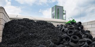 Auf dem Gelände der Pyrum Innovations AG liegen Autoreifen, die zum Teil geschreddert sind. (Foto: picture alliance/dpa | Oliver Dietze)