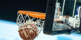 Basketball in einem Korb (Foto: picture alliance/dpa | Andreas Gora)