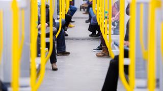 Fahrgäste in einem Bus (Foto: picture alliance/dpa | Christoph Soeder)