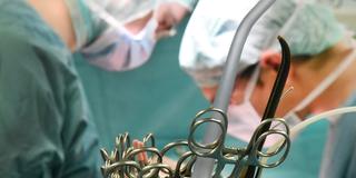 Organentnahme in einem Transplantationszentrum. Operationsbesteck im Vordergrund. (Foto: picture alliance/dpa/dpa-Zentralbild | Waltraud Grubitzsch)