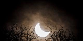 Partielle Sonnenfinsternis (Foto: picture alliance/dpa/KEYSTONE/epa | Olivier Maire)