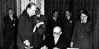 Der französische Außenminister Robert Schuman bei einer Vertragsunterzeichnung 1950 (Foto: picture alliance / ASSOCIATED PRESS | Uncredited)