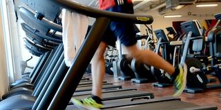 Ein junger Mann trainiert in einem Fitnessstudio. (Foto: picture alliance/dpa/dpa-Zentralbild | Britta Pedersen)