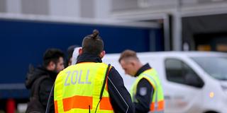 Mitarbeiter des Zoll kontrollieren Fahrer eines Paketdienstleisters (Foto: picture alliance/dpa | Oliver Berg)