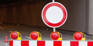 Symbolbild Sperrung Fahrbahn. (Foto: picture alliance/dpa | Bodo Marks)