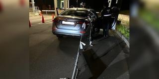 In Kaiserslautern wollte ein Autofahrer den Drive In eines geschlossenen Fastfood-Restaurants durch die Ausfahrt verlassen und riss dabei die Absperrkette aus der Verankerung. (Foto: Polizeidirektion Kaiserslautern)