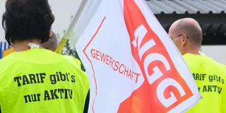 Streikende der Gewerkschaft Nahrung-Genuss-Gaststätten (NGG) (Foto: picture alliance/dpa/dpa-Zentralbild | Robert Michael)