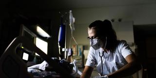 Ärztin einer Intensivstation im Nachtdienst (Foto: picture alliance/dpa | Philipp von Ditfurth)