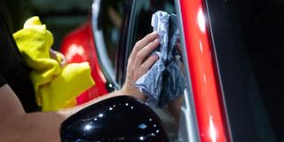 Ein Auto wird poliert (Foto: picture alliance/dpa | Sven Hoppe)