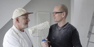 Symbolbild. Geschäftsübergabe eines Handwerkbetriebs. Senior und Junior eines Malerbetriebes. (Foto: picture alliance / photothek | U. Grabowsky)