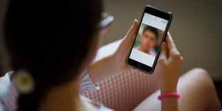 Eine Person hält das Smartphone in der Hand und ist am Chaten (Foto: picture alliance/photothek/Ute Grabowsky)