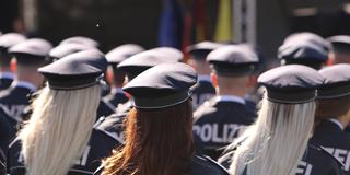 Polizeianwärterinnen und Polizeianwärter nehmen an der Vereidigung teil. (Foto: picture alliance/dpa/dpa-Zentralbild | Matthias Bein)