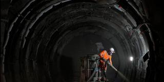 Unterirdisches Laboratorium des französischen Endlager-Betreibers ANDRA in Bure: Ein Mitarbeiter sprüht in einem Tunnel für radioaktive Abfälle eine Schicht Zementschutz an die Wand (Aufnahme vom 28.10.2021) (Foto: picture alliance/Associated Press/Francois Mori)