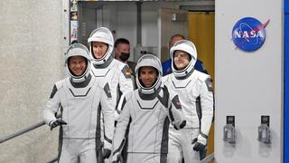 Die Astronauten (von links) Tom Marshburn, Matthias Maurer, Raja Chari und Kayla Barron kurz vor dem Abflug. (Foto: picture alliance/dpa/AP | John Raoux)