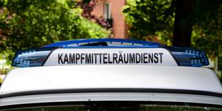 Ein Fahrzeug vom Kampfmittelräumdienst ist mit Blaulicht im Einsatz. (Foto: picture alliance / Daniel Bockwoldt)