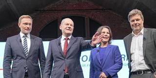 Christian Lindner, Parteivorsitzender der FDP, Olaf Scholz, SPD-Kanzlerkandidat und geschäftsführender Bundesfinanzminister, Annalena Baerbock, Bundesvorsitzende von Bündnis 90/Die Grünen und Robert Habeck, Bundesvorsitzender von Bündnis 90/Die Grünen stellen auf einer Pressekonferenz den gemeinsamen Koalitionsvertrag der Ampel-Parteien vor. (Foto: picture alliance/dpa | Kay Nietfeld)