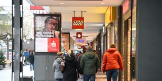 Passanten sind in der Saarbrücker Innenstadt unterwegs. (Foto: picture alliance / BeckerBredel | BeckerBredel)