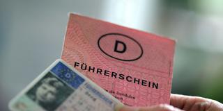Jemand hält zwei Führerscheine verschiedener Generationen in der Hand (Foto: picture alliance/dpa | Oliver Berg)
