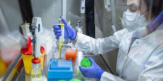 Symbolbild: Arbeit in einem medizinischen Labor (Foto: picture alliance/dpa | Daniel Karmann)